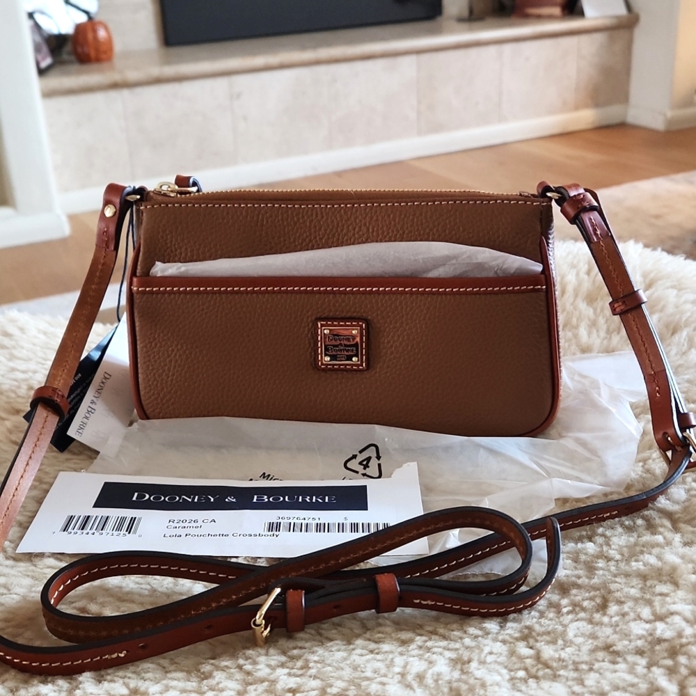 Gorgeous NWT Dooney & Bourke Carmel Lola Pouchette Crossbody 🤎💛